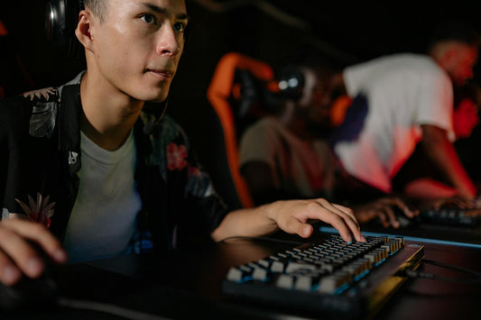 Etiqueta gamer/otaku online: comunidad sin toxicidad — cuidado de coleccionables 2025 · 718a-11